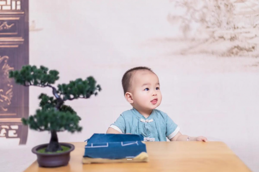 邹城五个月宝宝可以站吗 邹城五个月宝宝可以站吗